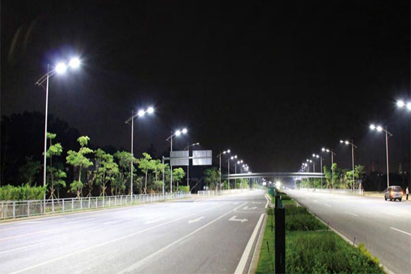 Comparative Analysis: Solar vs. Traditional Street Lights