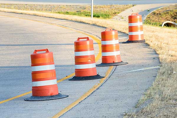 HO Scale Road Construction Set – 10 Jersey Barriers & 20 Orange Safety Barrels