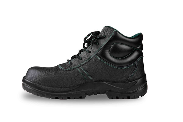 Safety shoes to prevent frostbite and heat damage